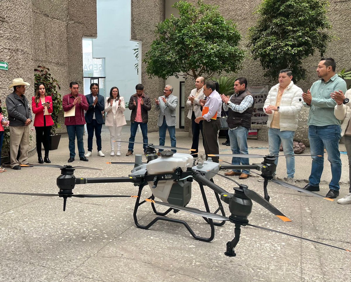 GlezNapoleon's tweet photo. Gracias al convenio de colaboración entre @AgriculturaHgo y Caja Popular Las Huastecas, productores de #ElPedregal #Metztitlan lograron adquirir gracias a un crédito, un dron tipo T40 AGRAS, que les permitirá reducir tiempos y costos en la producción del maíz!!
#PrimeroElCampo https://t.co/GeSANkOZ3q