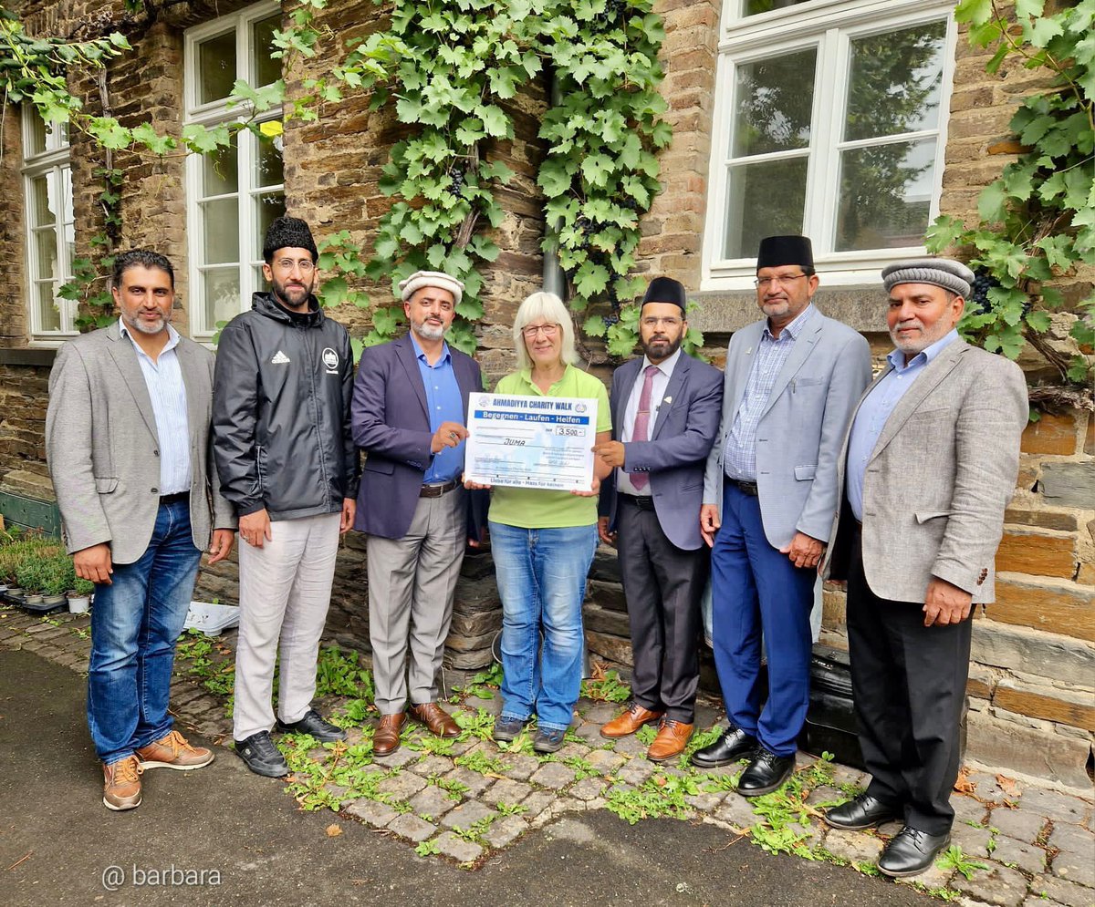 PresseAhmadiyya's tweet photo. Am 01.07.23 hat die Herrenorganisation der @AhmadiyyaDE @ansarullahDe einen Charity Walk für den Wiederaufbau im Ahrtal in Mayschoss veranstaltet. Mehr als 700 Personen nahmen aktiv am Lauf teil und konnten Einnahmen in Höhe von 26.000 Euro gesammelt werden.

#MuslimeFürFrienden https://t.co/ztm288Nq6P