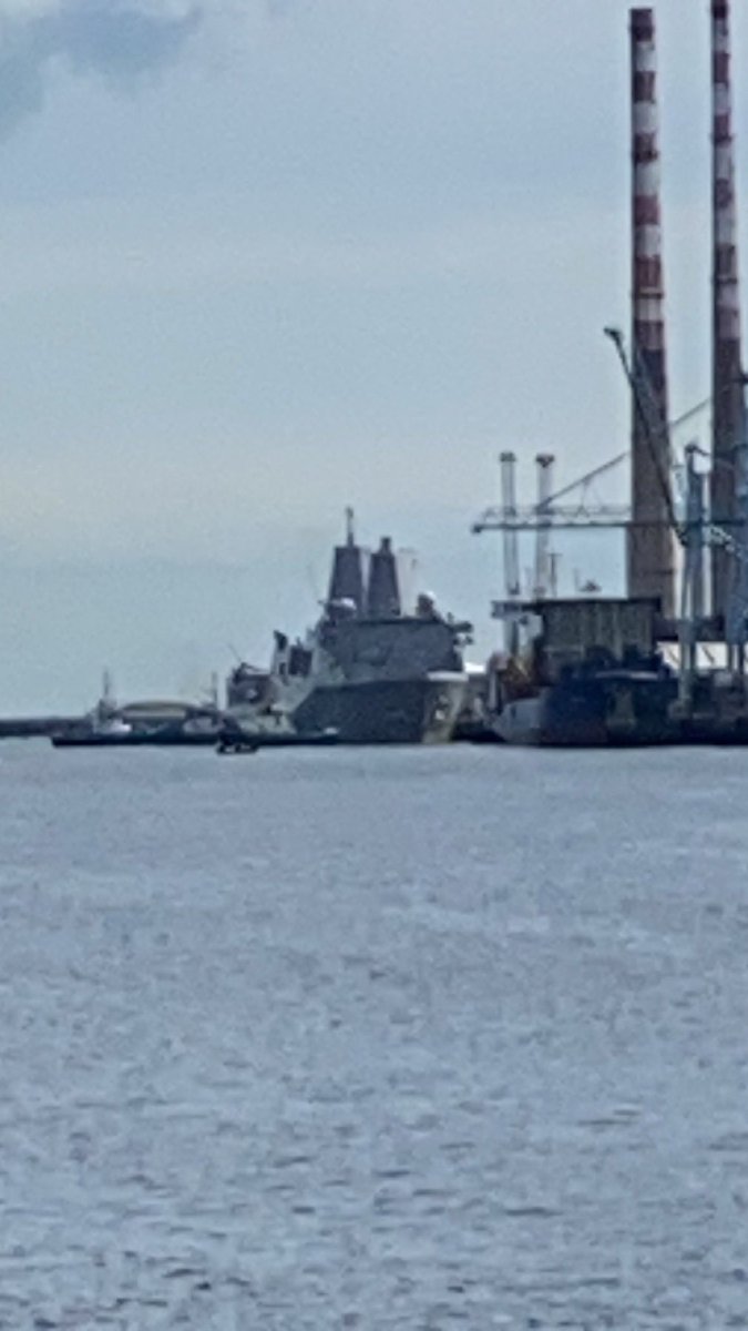 The USS Mesa Verde has arrived in Dublin Port today ahead of the NAVY vs Notre Dame American Football game tomorrow evening!

#usa #america #dublinport #boat #uss #ussmesaverde #aviation #Dublin #ship