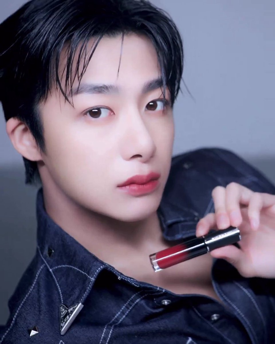 FROMHW2's tweet photo. 지방시 뮤즈 ... 그리고 그의 본체 ...
이게 둘 다 오늘 뜬 형원 떡밥이라니 https://t.co/ROQ40Tvrr4