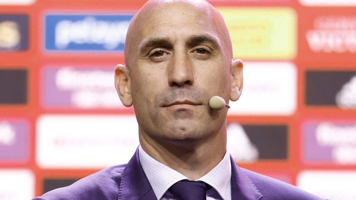 vaqu333's tweet photo. 🚨 RUBIALES, en RUEDA DE PRENSA:

👉 "Soy más calvo que una rana, más guarro que la uña de un mecánico y un putero de campeonato, no dimito" https://t.co/x7PKDAkziy