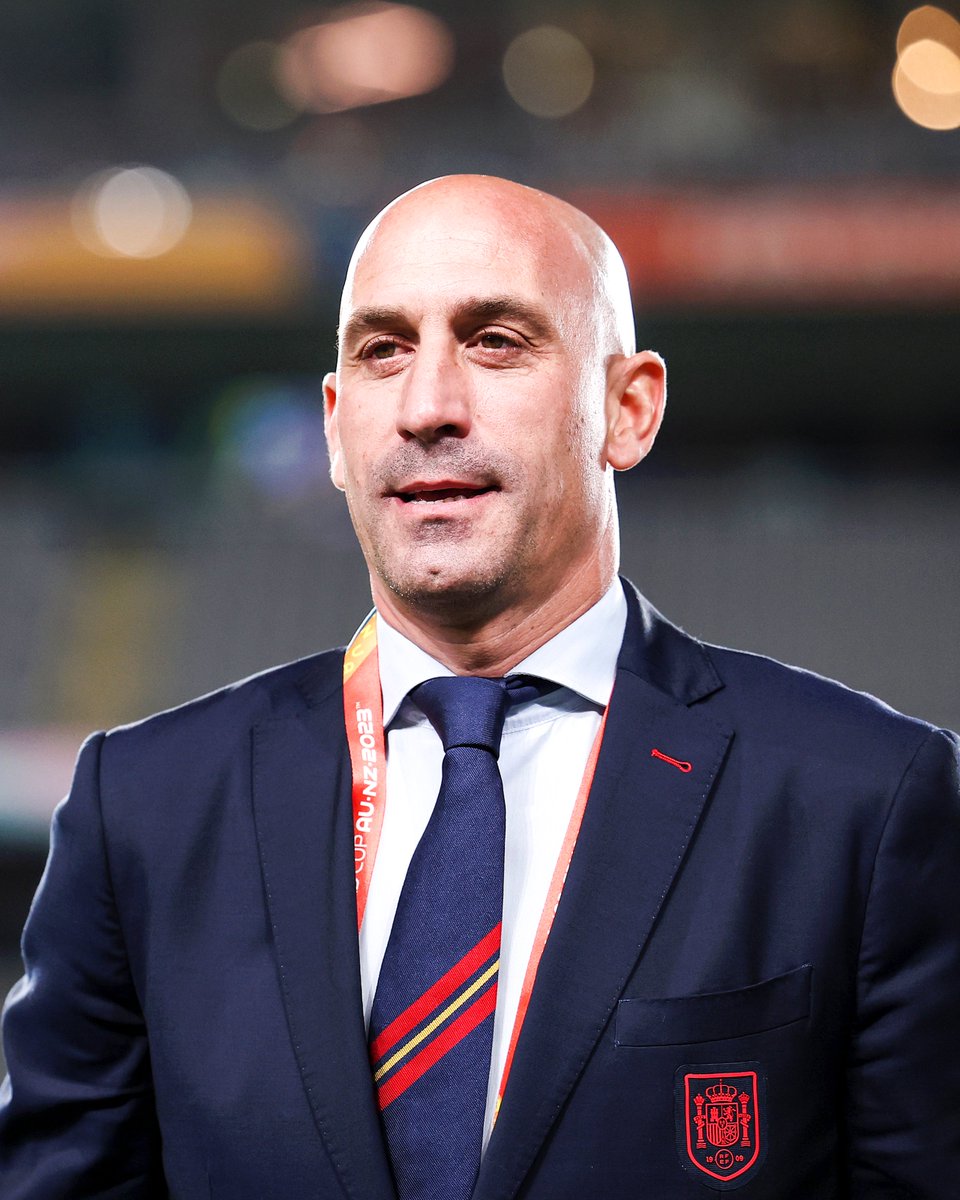 Spanish Football Federation president Luis Rubiales is refusing to resign after forcibly kissing Jenni Hermoso following the World Cup final: ▪️ Repeatedly shouted ‘I will not resign’ during Spanish FA meeting ▪️ Called the kiss ‘mutual and consensual’ and ‘more a peck than a…