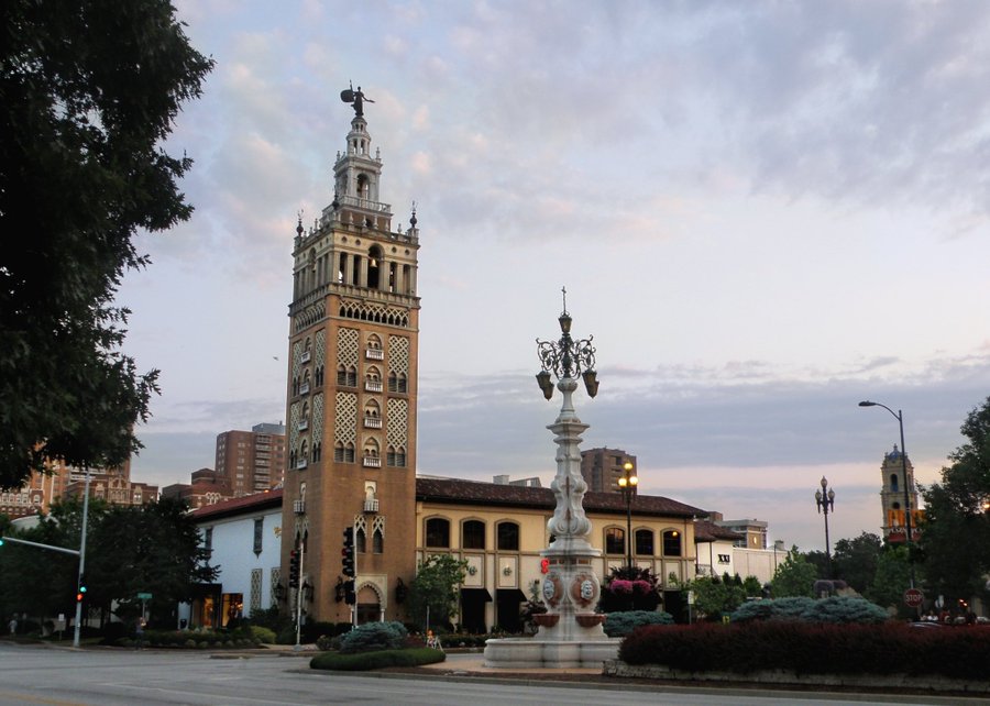 FunciCulture's tweet photo. Did you know that...?🤔
The city of Kansas 🇺🇸 has its own copy of Seville's Giralda, the 12th-century Almohad minaret of the old main mosque of the Andalusian capital🕌.
Source:
https://t.co/M2Kc1pzqiM https://t.co/VRTXdvCpku
