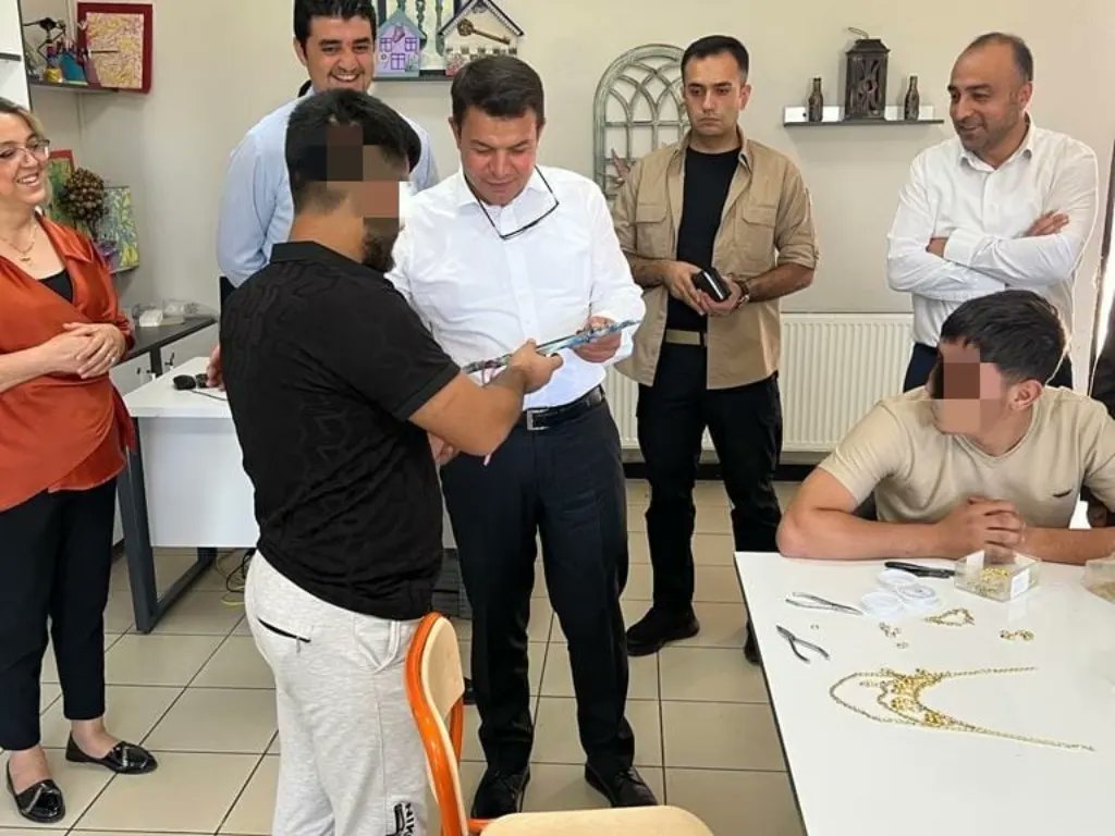 Gaziantep İl Emniyet Müdürü Sayın Celal Özcan kliniğimizi ziyaret etmiştir. Kliniğimizin tedavi programı hakkında bilgi verilmiş, uyuşturucuyla mücadele kapsamında yapılacak ortak çalışmalarla ilgili istişarede bulunulmuştur.

#rehabilitasyon
#uyuşturucuylamücadele
#bağımlılık