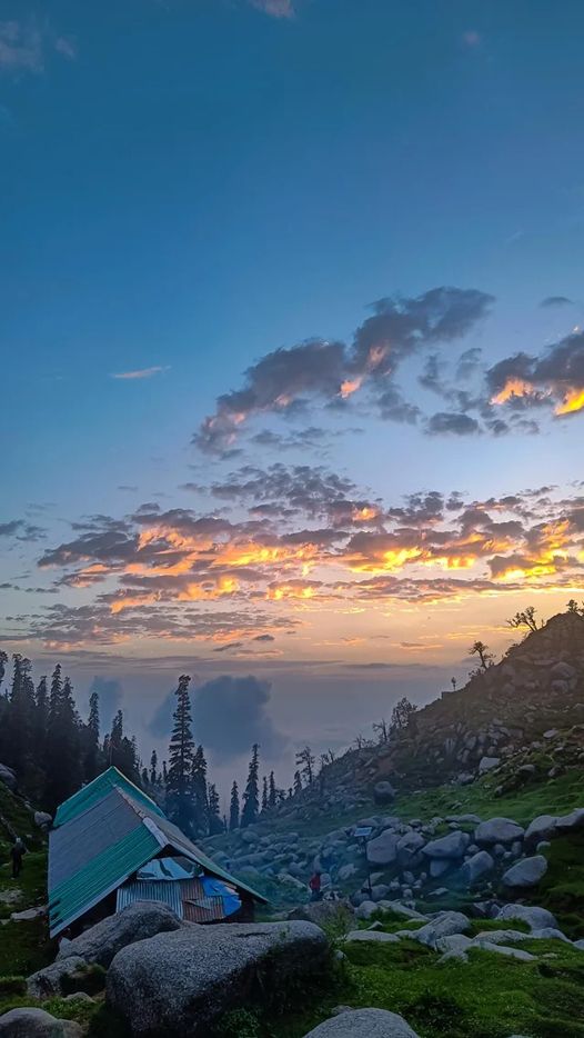 HPtourNtravel's tweet image. *Nadali Mahadev - Trek*
This serene trail leads to a sacred temple, offering stunning views and a sense of spirituality amidst nature's beauty.🏞️🚶🌲

#travel
#spectacularviews
#himachal
#BRICS 
#mugshot