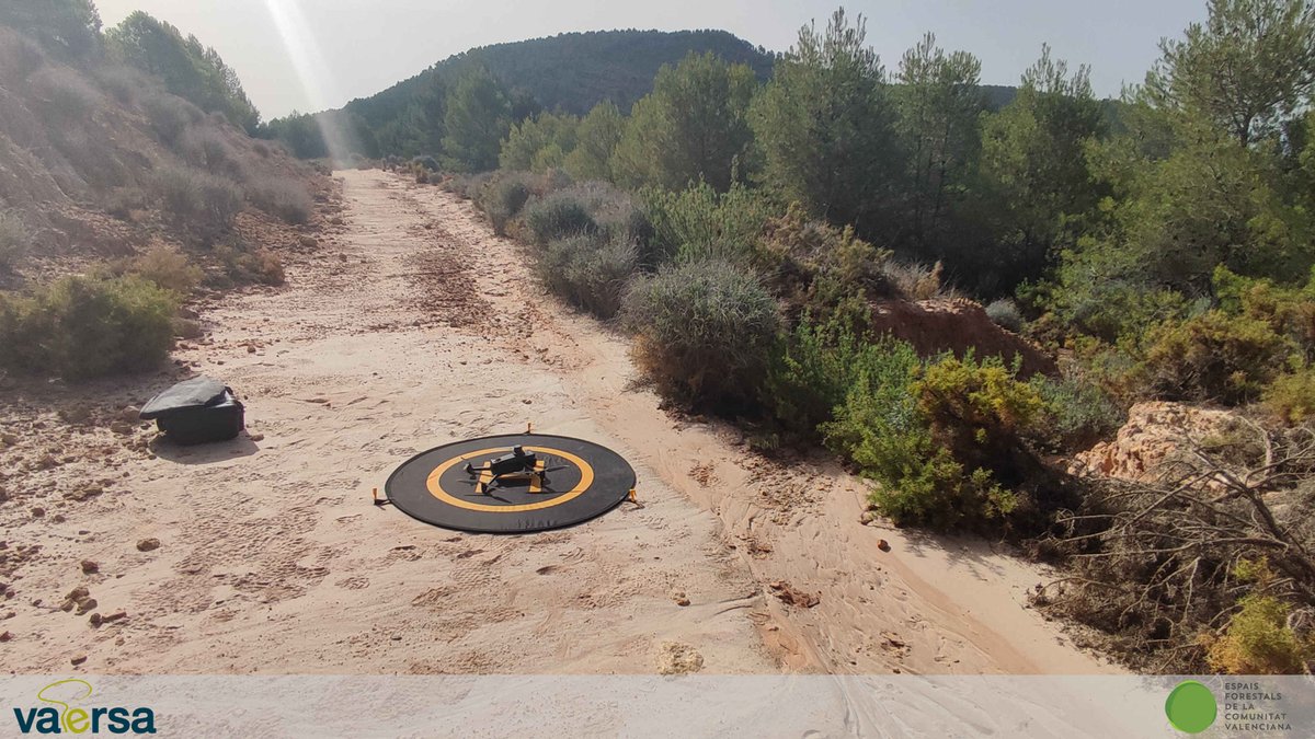 VaersaGva's tweet photo. ⛏️ El equipo de minas de #SomosVaersaGrupo colabora con @GVAagroambient en el seguimiento de la restauración minera en montes de Andilla.
🗺️ Efectuaron varios vuelos dron y obtuvieron datos de topografía e hidrología precisos para una adecuada revisión de la #GestiónForestal. https://t.co/TkuyVnxlwo