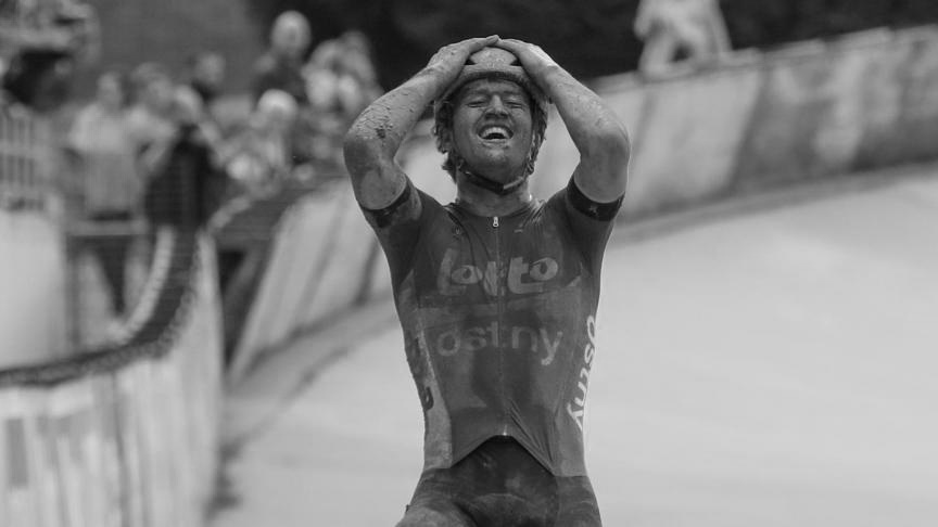Le Belge Tijl De Decker, vainqueur de Paris-Roubaix Espoirs cette année, est décédé à 22 ans. Il avait été victime d'un accident à l'entraînement mercredi. Membre de l'équipe devo de la Lotto-Dstny, il devait évoluer avec l'équipe première l'an prochain.