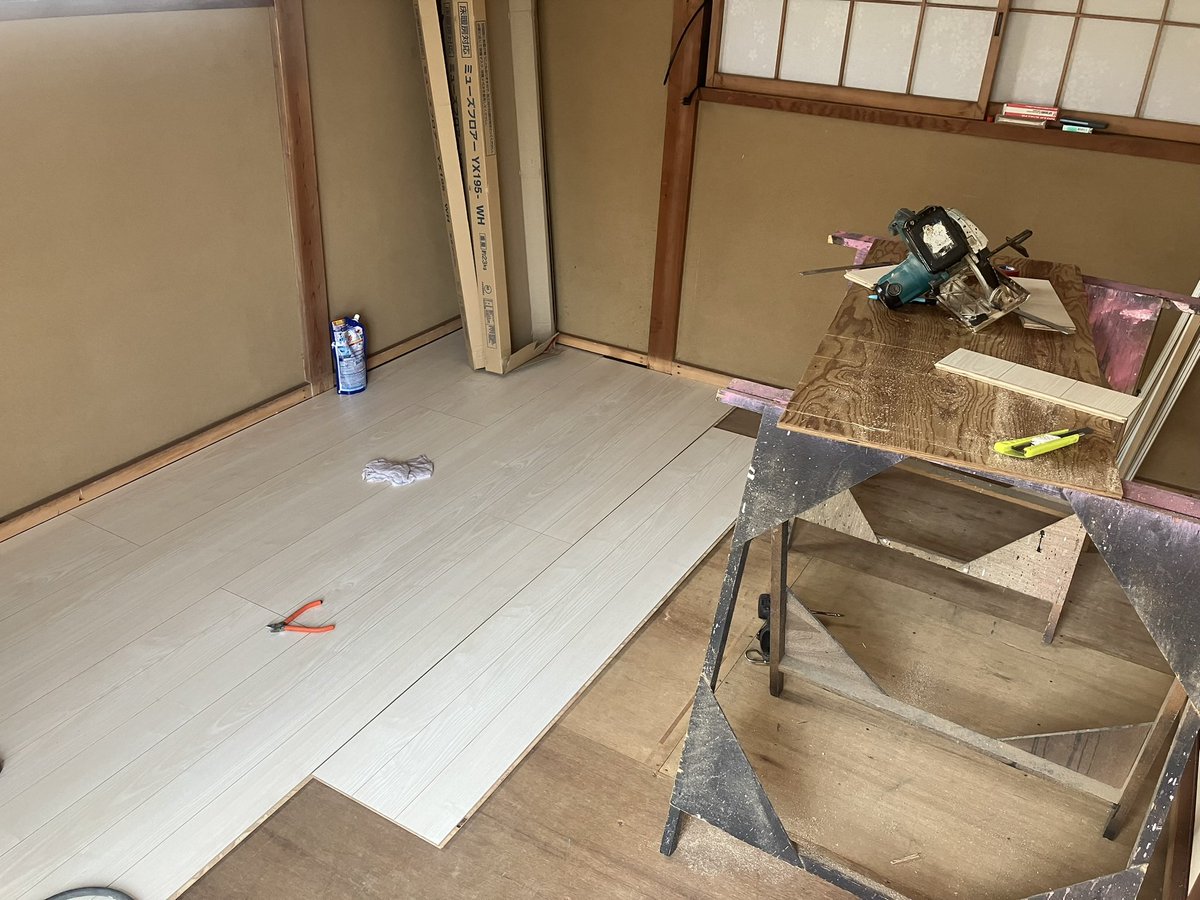 近況
千葉に引っ越しました！
西新井の家と違って人間らしい暮らししてます♪

ちょっと前に部屋のフローリングを自分で貼りました。
清潔感を求めて白にしました☆
最近毎日掃除機かけてる！楽しい！
壁もそのうちちゃんとやりたいなー