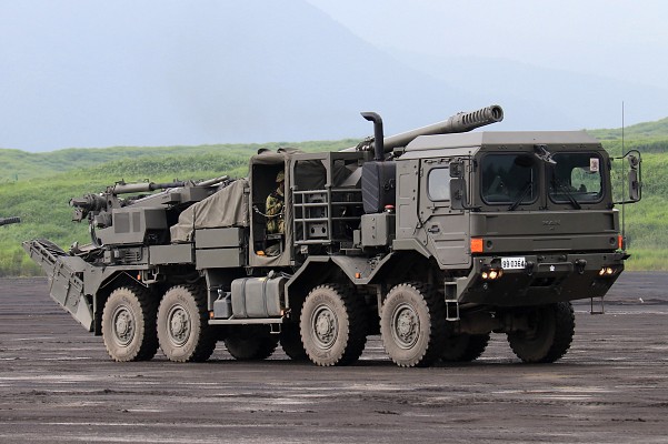 K4POUR's tweet photo. 🇯🇵 Type-19 Wheeled SPH
Το 2011, το Ιαπωνικό Υπουργείο Άμυνας αξιολόγησε μια πρόταση για την ανάπτυξη ενός οχήματος Π/Β ικανού να δικτυωθεί με άλλα συστήματα και να εκτελέσει τακτικές "shoot & scoot". Επίσης έχει ως σκοπό την αντικατάσταση των FH70 συρόμενων Π/Β. https://t.co/4OkbNBJk6o