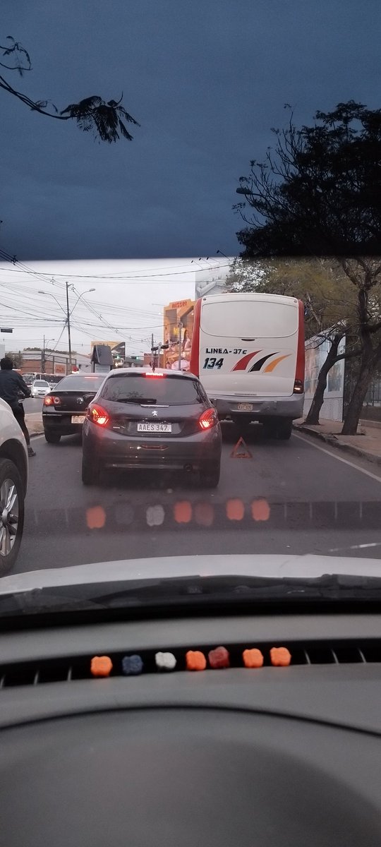 VPMG1985's tweet photo. @AsuncionMuni pueden enviar agentes y una grúa en San Martin casi Avda. España. Bus descompuesto. Tráfico caótico. #pmt https://t.co/2Be6bAHQHT