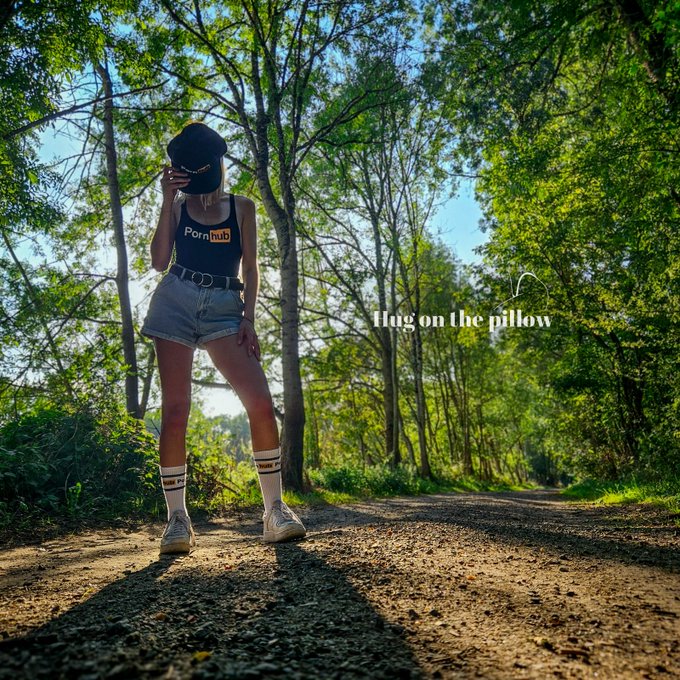 Qui m'accompagne faire une petite balade en for&ecirc;t ? 🌳 On ne sait jamais vraiment comme &ccedil;a peut finir<a href="/tag/hot"class="tags"><span>#hot</span></a><a href="/tag/teen"class="tags"><span>#teen</span></a><a href="/tag/porn"class="tags"><span>#porn</span></a><a href="/tag/pornhub"class="tags"><span>#pornhub</span></a><a href="/tag/outdoorsex"class="tags"><span>#outdoorsex</span></a><a href="/tag/porngirl"class="tags"><span>#porngirl</span></a>