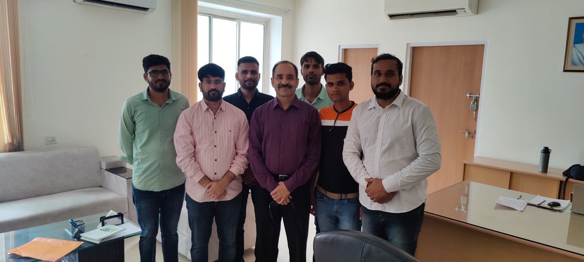 TheUpenYadav's tweet photo. युवा बेरोजगारों के लिए सड़कों पर संघर्ष जारी है..

अध्यापक भर्ती लेवल 1 का तत्काल परिणाम जारी करवाने और सितंबर प्रथम सप्ताह में अध्यापक भर्ती लेवल 2 का परिणाम जारी करवाने की मांग को लेकर आज कर्मचारी चयन बोर्ड का घेराव किया l

घेराव के बाद नवनियुक्त अध्यक्ष आलोक राज जी से पुलिस प्रशासन में वार्ता करवाई l
बोर्ड अध्यक्ष जी ने अध्यापक लेवल 1 के परिणाम के लिए कहा अभ्यर्थी वेबसाइट देखते रहे जैसे ही परिणाम तैयार होगा हम वेबसाइट पर परिणाम अपलोड कर देंगे l
वहीं लेवल 2 के लिए कहा सितंबर में हम जल्द से जल्द परिणाम जारी करने का प्रयास करेंगे l

-भर्तियों का परिणाम,भर्तियों की परीक्षा,भर्तियों की विज्ञप्ति की अपडेट समय-समय पर युवा बेरोजगारों को मिलती रहे ऐसा सिस्टम स्थापित करने की मांग एक बार फिर अध्यक्ष जी के सामने रखी तो 
उन्होंने विश्वास दिलाया है कि जल्द ही ऐसा सिस्टम स्थापित किया जाएगा जिससे युवा बेरोजगारों को राहत मिलेगी l
-भर्ती परीक्षाओं का कैलेंडर जल्द जारी करने की मांग भी रखी है l
-सचिवालय में शिक्षा मंत्री @DrBDKallaINC जी से भी हमारे प्रतिनिधिमंडल के वार्ता हुई l
मंत्री महोदय जी ने बोर्ड अध्यक्ष को जल्द से जल्द परिणाम निकालने के लिए फोन करके बोला है l
और मंत्री जी ने आचार संहिता से पहले अध्यापक भर्ती के चयनित अभ्यर्थियों को नियुक्ति देने का आश्वासन दिया है l
- और @RajCMO में भी मुख्यमंत्री संयुक्त सचिव से मुलाकात करके जल्द से जल्द अध्यापक भर्ती का परिणाम जारी करने तथा जल्द से जल्द चयनित अभ्यर्थियों को नियुक्ति देने की मांग की है l
रीट पात्���ता परीक्षा की विज्ञप्ति तथा शिक्षा विभाग की नई भर्तियां निकालने और फर्स्ट ग्रेड सेकंड ग्रेड भर्ती का परिणाम जल्द जारी करने की मांग रखी है