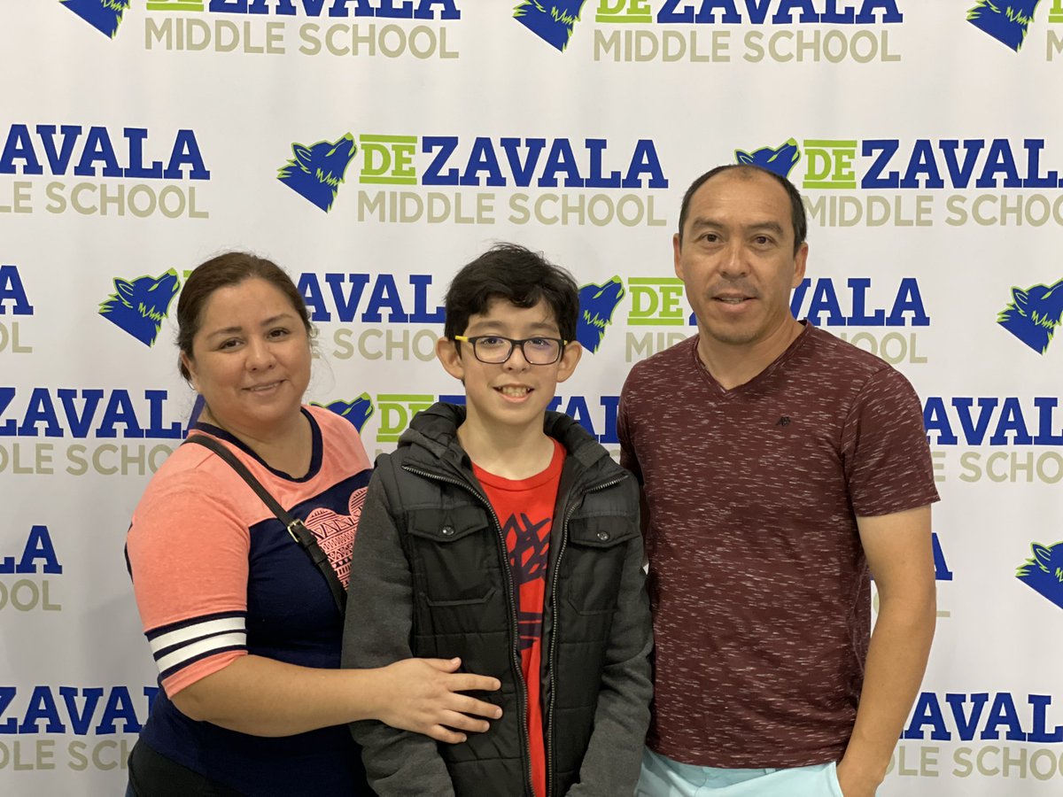garzamel's tweet photo. Our Back to School Picnic was a huge success! Families shared their appreciation for a simple event that provided quality family time. #loboslead #LevelUpLobos 💙💚🐺 https://t.co/ysfrn8eztq