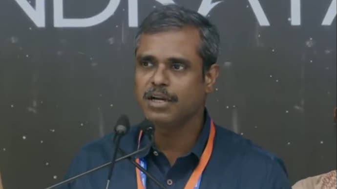 NewsArenaIndia's tweet photo. Chandrayaan-3 Project Director P Veeramuthuvel missed his sister’s wedding on 20th August as he was focusing on the Mission.

Indian Flag 🇮🇳 flies high due to such selfless people in many sectors. Salute. https://t.co/ZJOr85fy0e