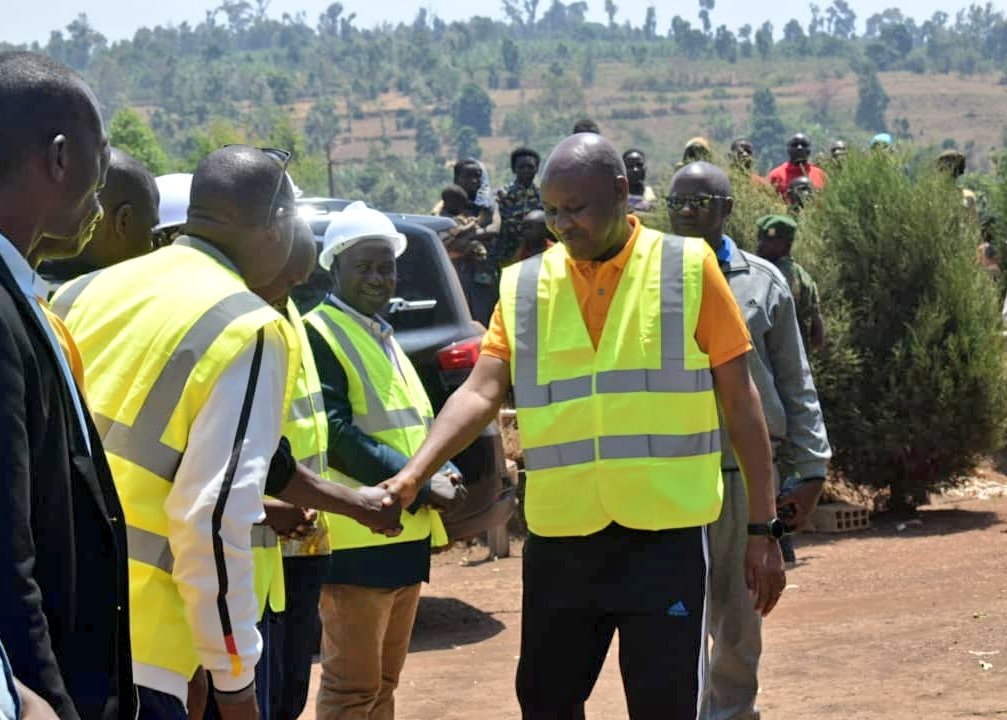 KwaNtare's tweet photo. #Burundi Icegera c'Umukuru w'Igihugu Nyakwubahwa Prosper #Bazombanza, kuri uyu wa kane, yaragendeye i @NgoziProvince ishirahamwe HAF Magarameza ricukura amabuye ya calcaires akoreshwa mu gukora isima, rikorera mu #Rukeco, n'ishirahamwe Sobrit rikora amatafari n'amategura #Vyegwa. https://t.co/uxlDnWrTIB
