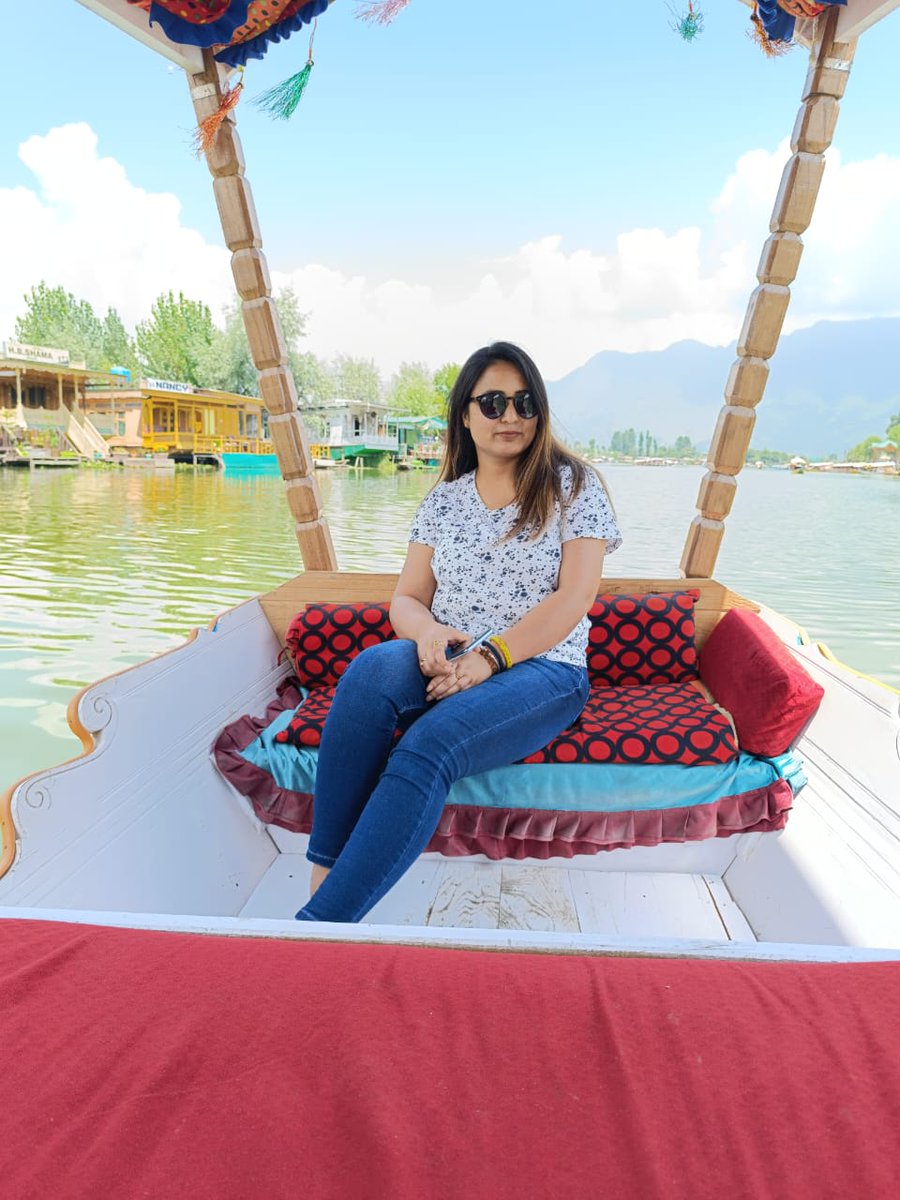 DivyaTh64419987's tweet photo. It's beautiful Kashmir #gulmarg #dallake https://t.co/QO4RINJv7U