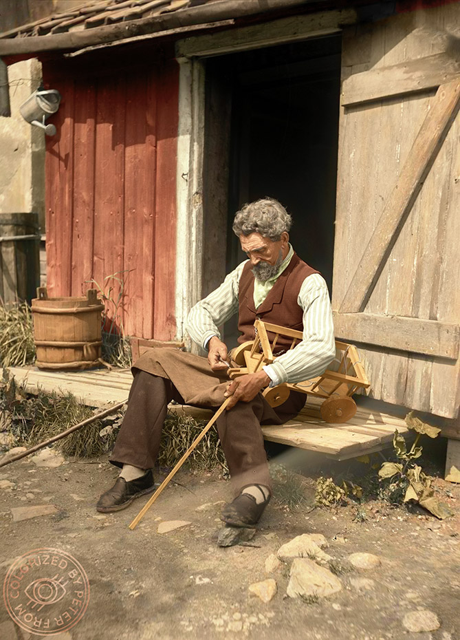 peppefrom's tweet photo. En man sitter på trappstenen vid en dörröppning och tillverkar en liten leksakskärra någonstans i Halland. Bilden är tagen 1880-1900. Man noterar tummen som saknar den främre leden.
Kolorerad av mig. RT:a gärna så att fler får ta del av vår vardagshistoria. 🇸🇪❤️ https://t.co/SwQIyKEYx4
