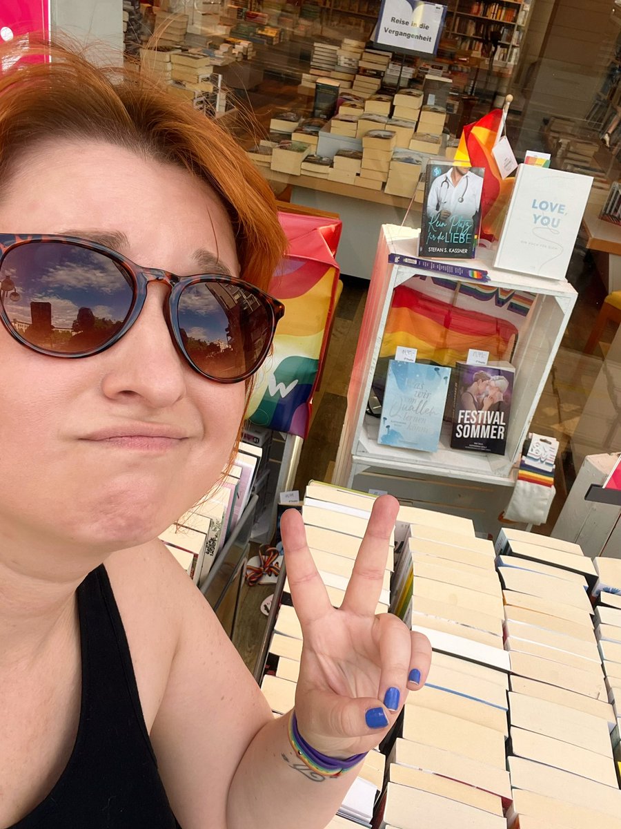 IrishKadda's tweet photo. Wenn die eigenen Bücher in einem Schaufenster stehen, darf man auch einfach mal stolz posen, oder? 🤪✌🏻 (Thalia Mannheim am Paradeplatz) https://t.co/nS6Ee8nkY1