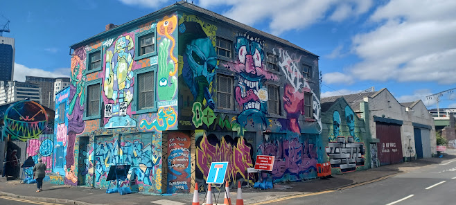 BEFORE and AFTER shots of The Printmakers Arms in #digbeth. Another corner of this great city given a new lease of life as part of this year's High Vis Festival. #birmingham #brumisbrill #graffiti #streetart