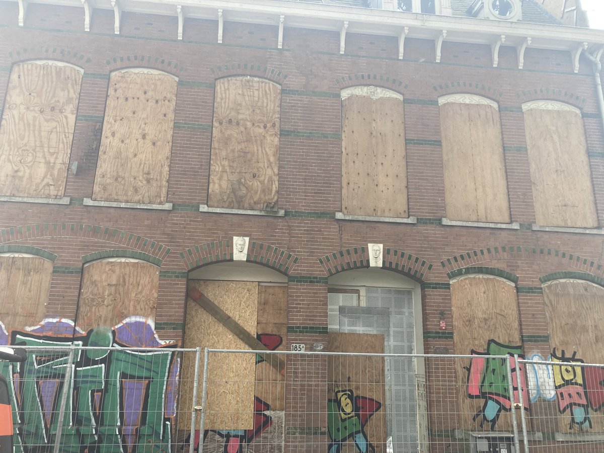 tweebosbuurt's tweet photo. Gisteren deze foto gemaakt van het huis van mevrouw Pelger.

Om van te huilen gewoon. https://t.co/9YuPd72r2b