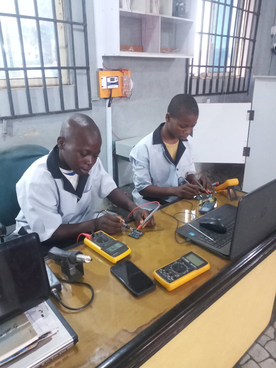 IamOlaniyiJosh's tweet photo. If You need a Reliable Phone and Laptop repairer in Akure Ondo state Nigeria Please do not Hesitate to dial our number we can help you  out. 😉 #DavidoXNote30 #BigBrotherNaijaAllStars #Akure https://t.co/xTpsoOcNRn