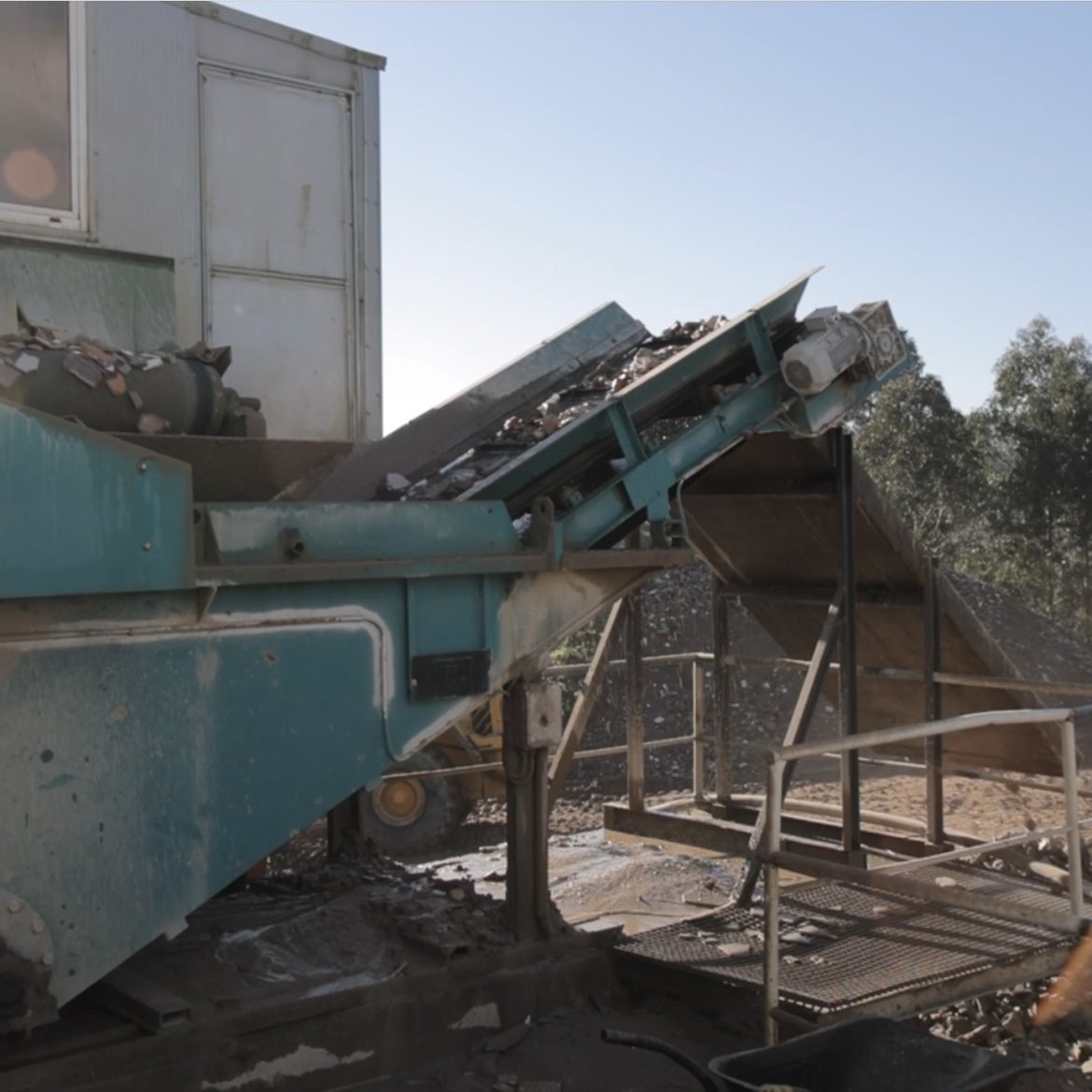 ¡Hay oportunidades de transformación en cada #reforma !🔁

Nuestros #contenedores de #obra son agentes de cambio. Aquí se separan y clasifican los #residuos en origen✅

El viaje continúa en nuestra #plantadereciclaje , donde valorizamos los materiales,prolongando su #vidautil ♻️