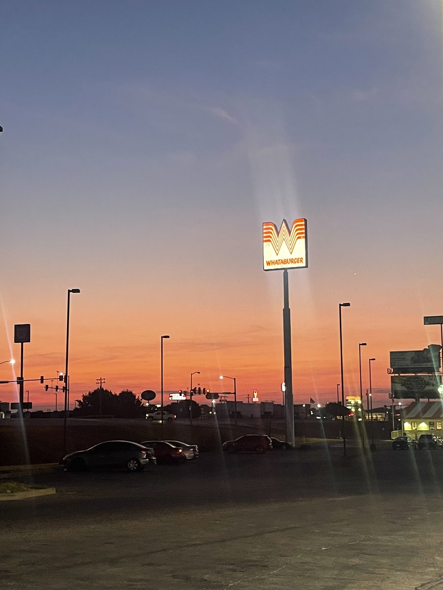 worthywalkrobin's tweet photo. Sunrise over Whataburger. 😀
#dasherlife #doordash https://t.co/UI6eyMLPIu