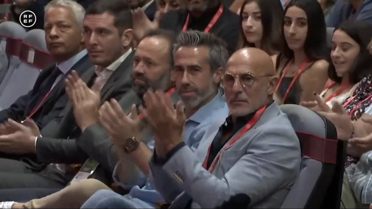 Los seleccionadores Jorge Vilda y Luis de la Fuente no han parado de aplaudir al presidente Rubiales. Llevan colocados en la RFEF desde 2010 y 2013. Genuflexión ante el capo machista.