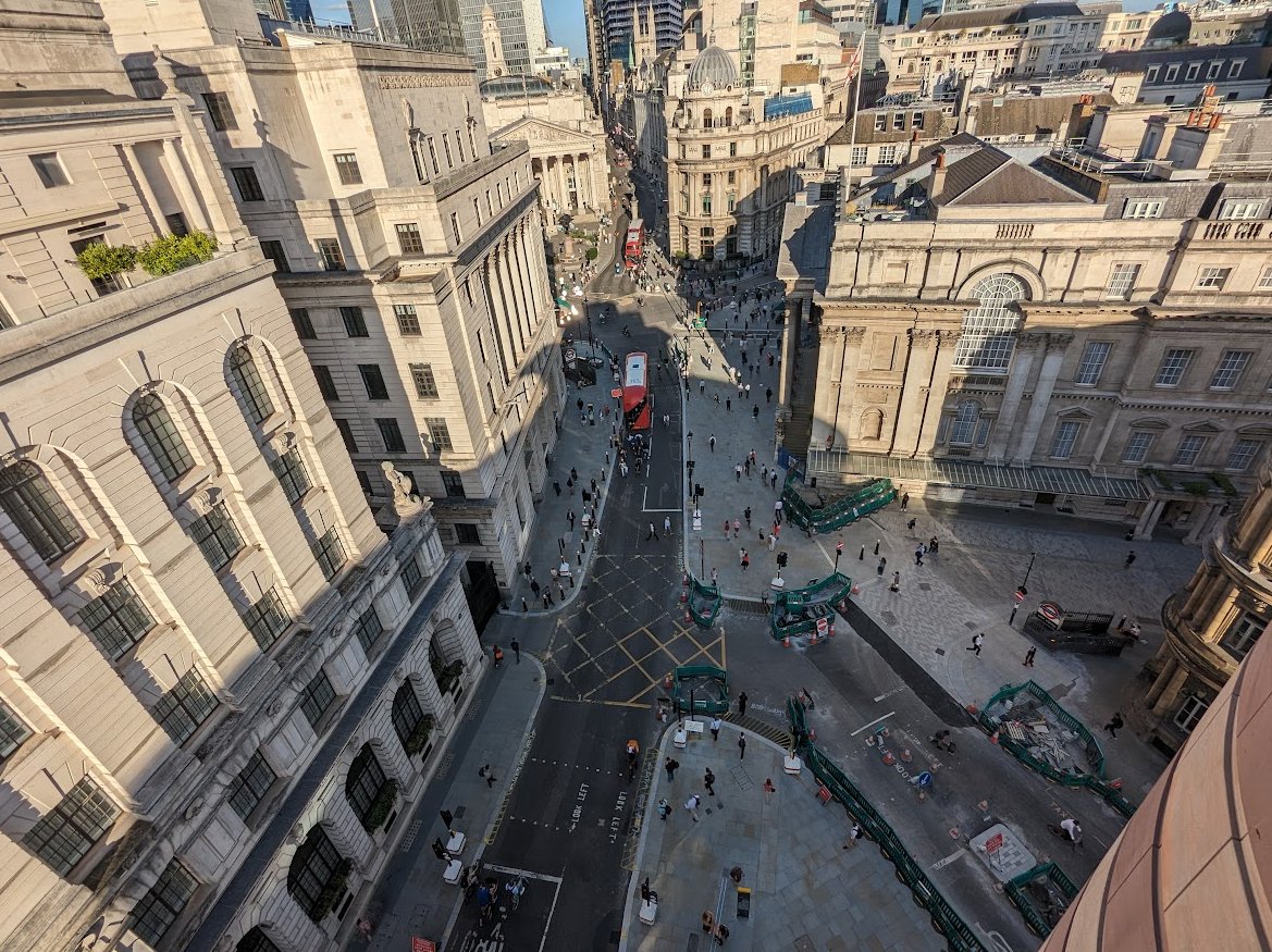 Discovered a perfect spot to observe how the reconstruction of the Bank junction is coming along. The Umarell inside me has never been more excited