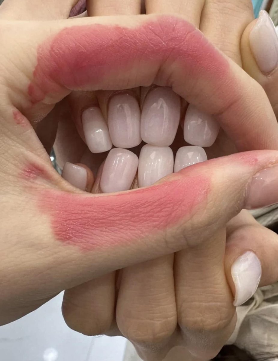 내 친구 이번에 네일하고 왔는데