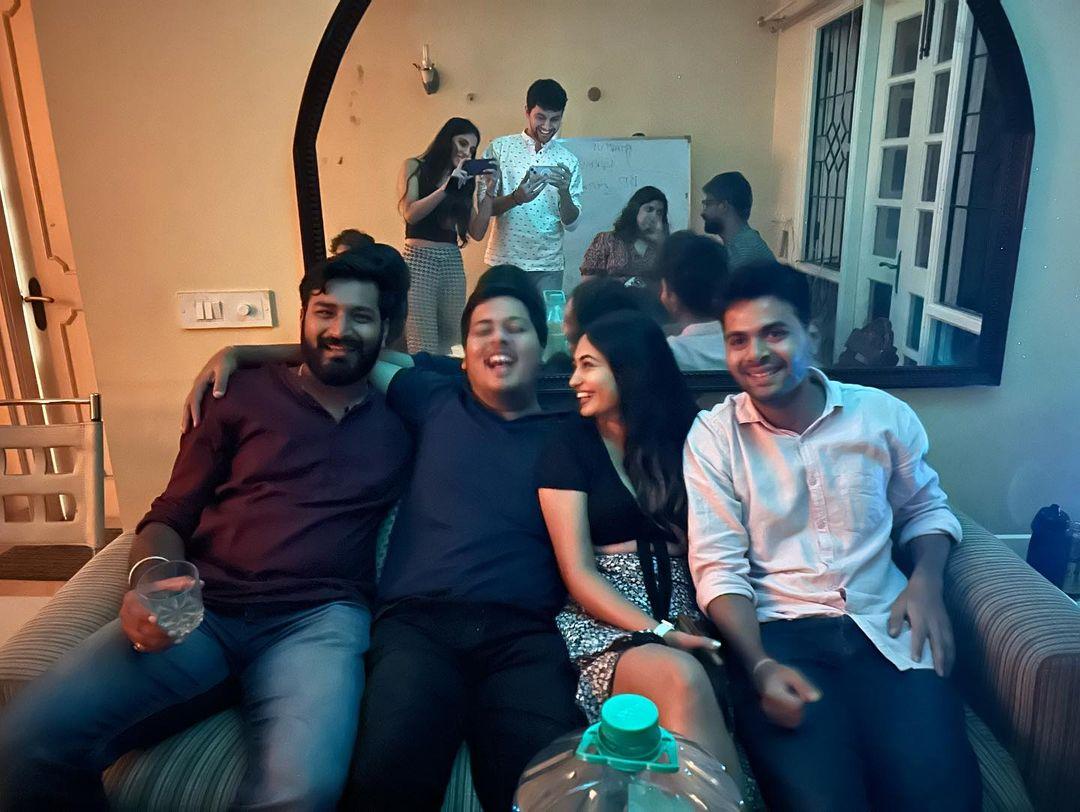 Prerna555's tweet photo. @aditya_vargante @kunalxsawnt @hushpupperrr @GauravRajeev61 Us cooling off after opening the windows 🌬️ https://t.co/qbRxrt9LrK