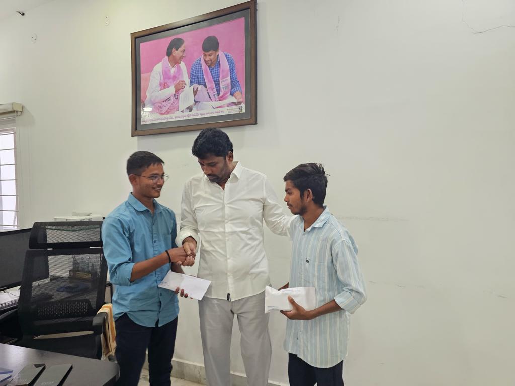 balkasumantrs's tweet photo. చెన్నూరు నియోజకవర్గం, కోటపల్లి మండలం రొయ్యలపల్లి గ్రామానికి చెందిన సుమంత్ & చెన్నూర్ మండలం నారాయణపూర్ గ్రామ పంచాయతీకి చెందిన రంజిత్ అనే ఇద్దరు నిరుపేద విద్యార్థుల ఎంబీబీఎస్ ఉన్నత చదువుల కోసం తలా లక్ష రూపాయల ఆర్థిక సహాయం అందించడం జరిగినది. అంతేకాకుండా ప్రభుత్వపరంగా విద్యార్థి సుమంత్ కు అదనంగా మరో రెండు లక్షల అందించాలని కలెక్టర్ గారిని కోరడం జరిగినది.