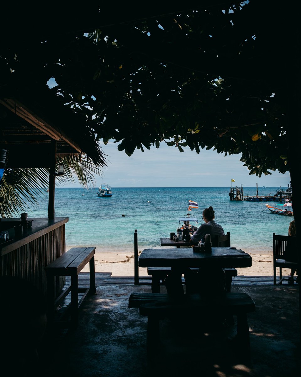 Coconut Monkey คาเฟ่สายเฮลท์ตี้ ริมชายหาดแม่หาดเกาะเต่า⁣
⁣
บรรยากาศร้านชิลๆ วิวทะเล ฟีลร้านเหมือนอยู่ต่างประเทศ เพราะลูกค้าเป็นชาวต่างชาติล้วนๆ ที่นี่เน้นเมนูอาหารเครื่องดื่มเพื่อสุขภาพ ราคาไม่แรงค่ะ มีเมนูกาแฟ น้ำผลไม้สกัดเย็น เครื่องดื่มสมูทตี้ ให้เลือกหลากหลายค่ะ
