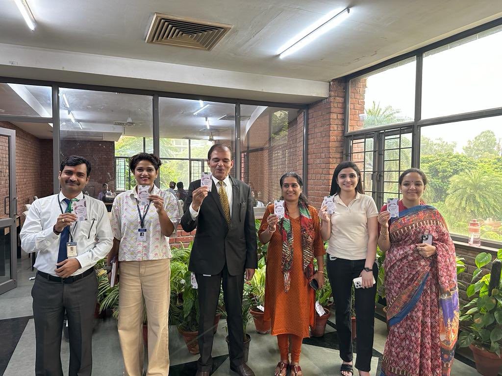 dr_ankitaraj's tweet photo. #environmentclub #badge #distribution #auup #amityuniversity #noida #rbef https://t.co/AG98Gz6cBE