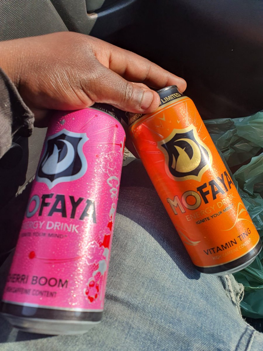 LOOPY_KSTA's tweet photo. Bumped into a truck in town off loading some @mofaya_official and you know I had to make sure! @djsbu S/O can't wait to taste these flavors for the first time... https://t.co/Z8JHrmAGyl