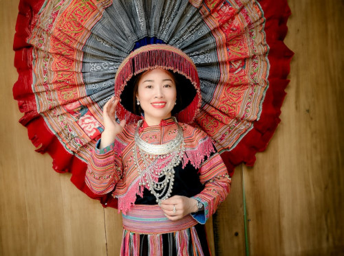 Hmong woman (Hmong peoples are a sub-group of the Chinese Miao people) in beautiful traditional outfit. The weaving is wonderful, and her jewelry is gorgeous!

#Hmong #Hmongfolkdress #Hmongheaddress #Hmongclothing #Hmongjewelry #Miao #nationalclothing #folkdress #folkcostume