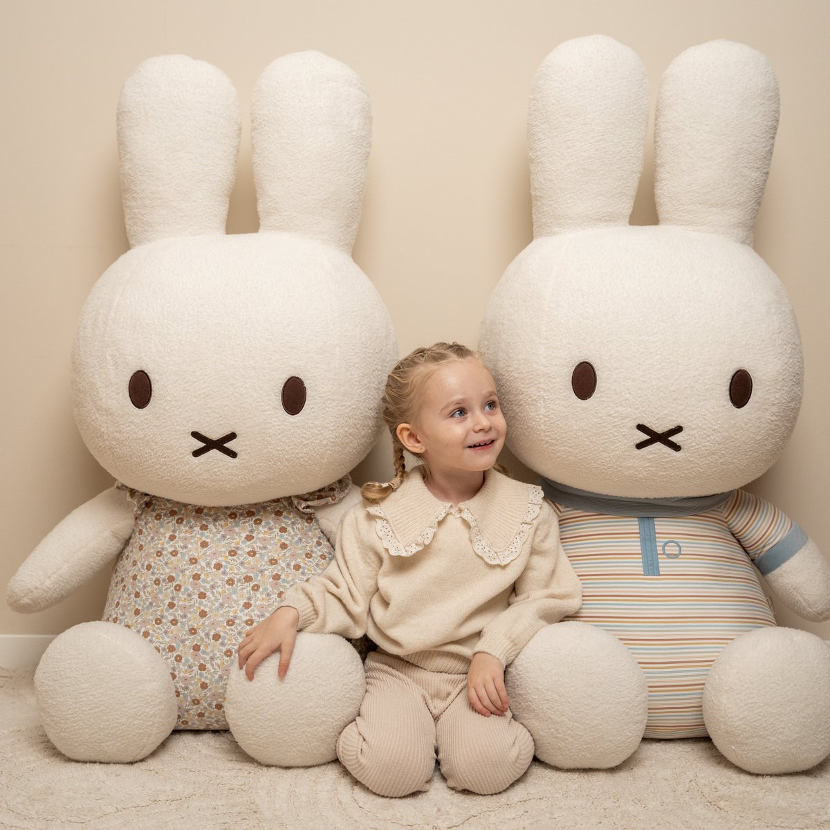 nijntje_NL's tweet photo. Groot, groter, grootst: deze nijntje x Little Dutch knuffels zijn maar liefst 100 cm! Bekijk de volledige collectie op https://t.co/vRm02OzOvW. #nijntje #miffy #littledutch #nijntjexlittledutch https://t.co/q4Y1CVm8NP
