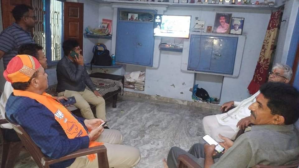YogitShah's tweet photo. #गुजरात से पधारे विस्तारक एवं #भाजपा विधायक @MLA_Mahesana के साथ चंद्र्यान 3 की सफलतापूर्व लैंडिंग देखते हुए।
 साथ में जिला उपाध्यक्ष भेमजी भाई पाटीदार, जौलाना मंडल अध्यक्ष रमेश चंद्र पाटीदार महामंत्री गोवर्धन सिंह राव, निशांत उपाध्याय #Chandrayaan3 @BJP4Rajasthan @BJPBanswaraRaj https://t.co/QlKXiWepPf