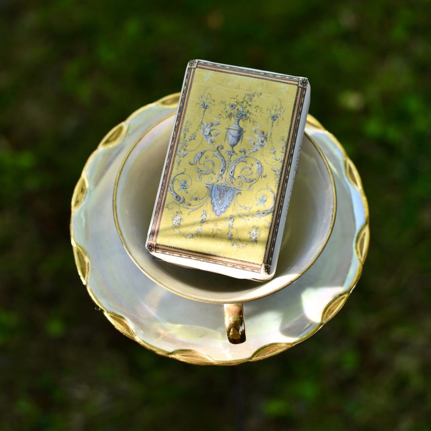 CollegeroyalSAS's tweet image. NOUVEAU ✨
Notre collection de #savons 100% #madeinfrance s&apos;enrichit de 5 nouveaux parfums dont 2 savons exfoliants !

RDV sur eshop-collegeroyal.fr pour découvrir toute la gamme !
📷🍯 #Savon parfumé au miel et exfoliant aux graines de Pavot