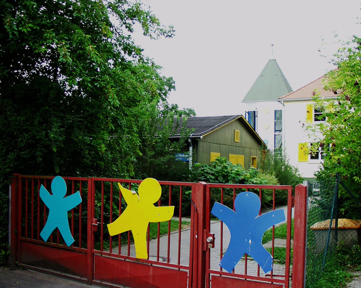 Nach 5 Jahren Planung wurde #otd 1998 die KiTa Posselmann am Dalheimer Weg eingeweiht. Benannt wurde es nach der Familie, die das Gebäude nach dem 2. WK auf den Ruinen einer Flakstation baute - bevor dort jemand spielen durfte, wurde das Gelände natürlich gründlich untersucht! 🛝