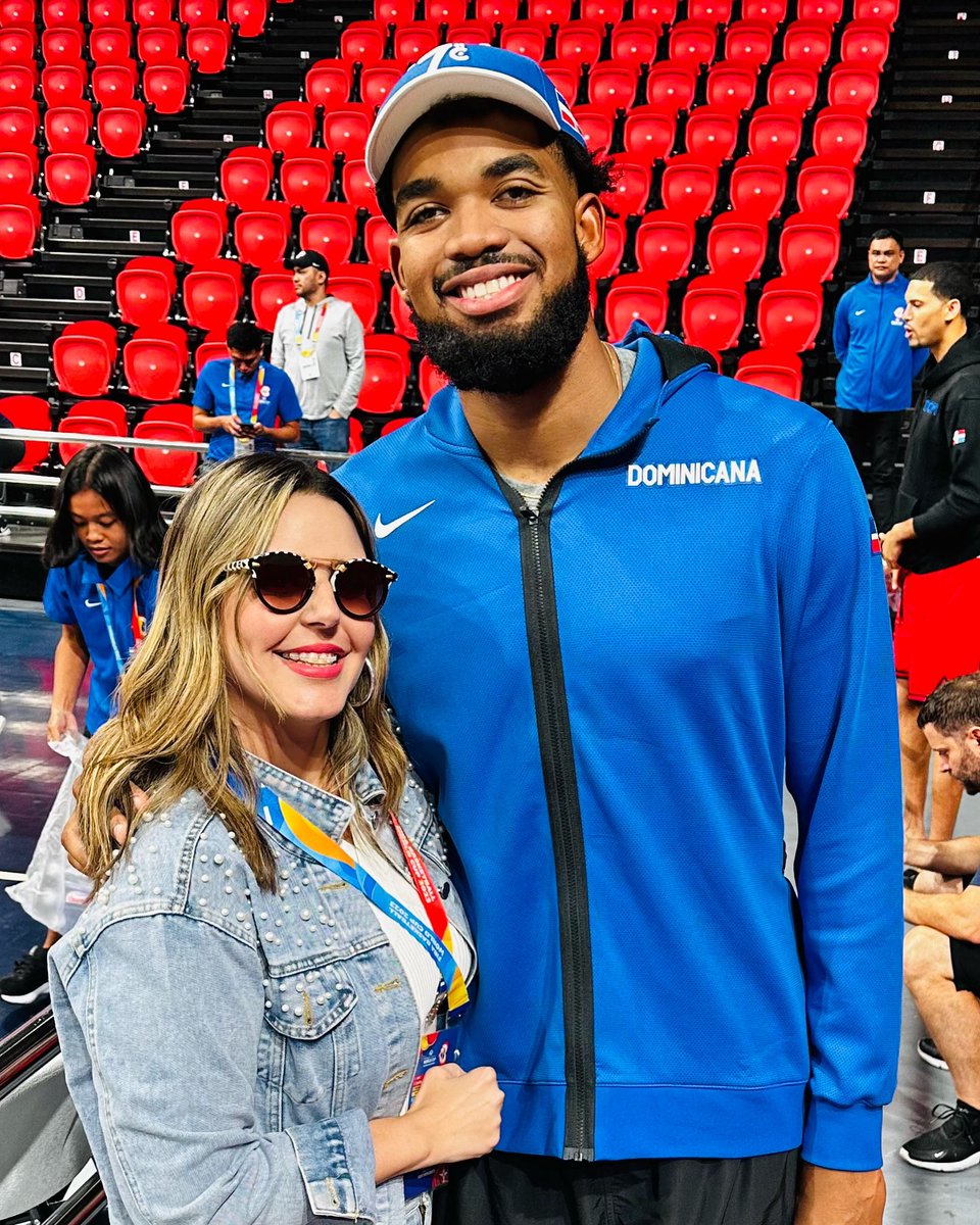 laurabonnellyv's tweet photo. Lo entrevistamos, en breve la subiremos, que honor conocer a nuestro NBA @KarlTowns 🇩🇴🏀 Gracias por tú entrega, amabilidad y corazón 🫶🏻
#laurabonnellyv https://t.co/fgeHFI5cy5
