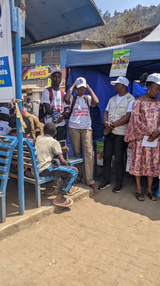 Asrjrdcongo's tweet photo. A #Bukavu, avec l'appui financier du PARSS-SSR et technique du @pnsa_SK ,les jeunes de @Asrjrdcongo se déploient sur terrain pour offrir aux ados et jeunes les services de santé sexuelle et reproductive qui leurs sont adaptés.

#InfoFiables #Services #Contraception #Planification https://t.co/snmyEF7LPR