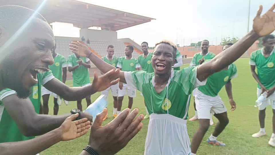 LnFoot's tweet photo. Azize #BASSANE a passé son anniversaire dans la bonne humeur avec ses coéquipiers à Garoua.
L’attaquant qui fêtait ses 22 ans a été arrosé par ses coéquipiers.
#lnfoot https://t.co/dWBaKQAGyJ