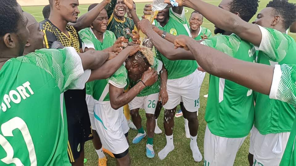 LnFoot's tweet photo. Azize #BASSANE a passé son anniversaire dans la bonne humeur avec ses coéquipiers à Garoua.
L’attaquant qui fêtait ses 22 ans a été arrosé par ses coéquipiers.
#lnfoot https://t.co/dWBaKQAGyJ