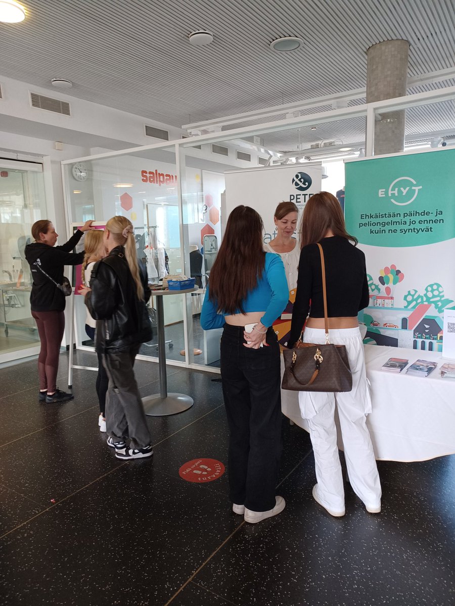 #SavutonSuomi päivän tempaus alkoi juuri <a href="/SalpausTweet/">Koulutuskeskus Salpaus</a> Ellen aulassa. Nuorilta nuorille tsemppilauseita tupakoinnin lopettamiseen syntyy vinhaa vauhtia. Kuvassa <a href="/HeliVaija/">Heli Vaija</a> ja <a href="/LahdenKaupunki/">Lahden kaupunki / City of Lahti</a> jalkautuvan työn Emmi