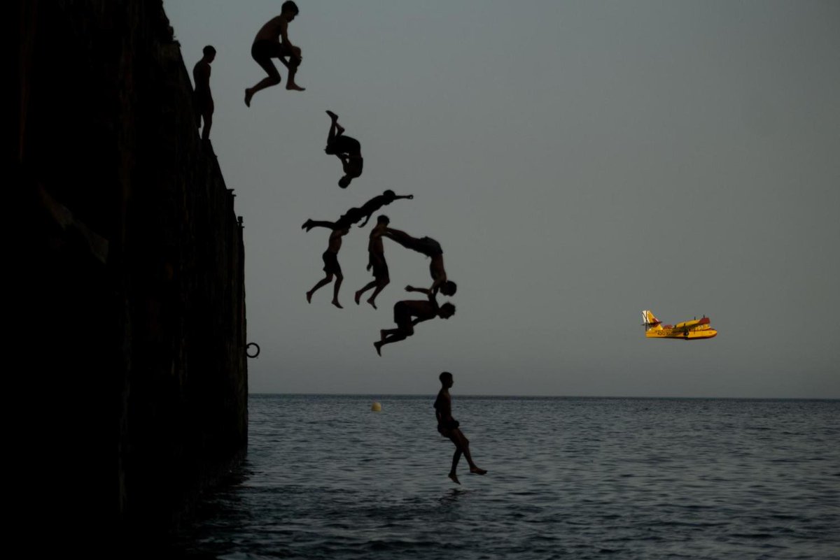 diariodeavisos's tweet photo. Un grupo de jóvenes se baña en el muelle de Valleseco mientras, al fondo, un hidroavión recarga en aguas de Santa Cruz de Tenerife. Imagen captada por nuestro compañero fotoperiodista Fran Pallero  #IFTenerife #IFCandelariaArafo https://t.co/JocU2k6R1i