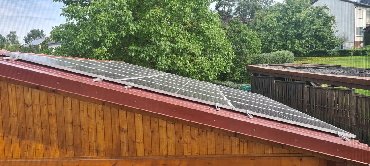 edwinw89's tweet photo. @M_Hundhausen Eigene Anlage auf dem Carport Ostseite, auf der Westseite sind auch nochmal 6 Stück auf den Ziegeln, insgesamt 9,12 kWp https://t.co/qh9a9OzglZ