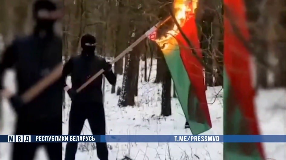 З пачатку года толькі ў Мінску ўзбуджана 14 крымінальных спраў па фактах «здзекаў з дзяржаўных сімвалаў»

Пра гэта паведамляе Следчы камітэт.

Самаму малодшаму з затрыманых — 16 гадоў, а старэйшаму — 52 гады.