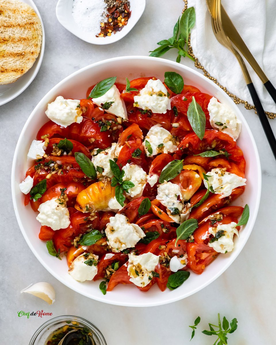 Savor summer with my Heirloom Tomato Burrata Salad 🍅🧀 Bursting heirlooms, fresh basil, garlic, and balsamic vinaigrette make this quick Burrata Caprese a perfect 10-minute side for any sunny feast. Don't miss out! ☀️🥗 #SummerDelights #BurrataCaprese

🔗chefdehome.com/recipes/1004/h…