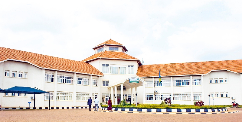 BTN_Rwanda's tweet photo. Umugore w’imyaka 22 ukomoka mu Karere ka @Kamonyi , wabaga i @RwamaganaDistr  ku mpamvu zo gupagasa, yapfiriye mu cyumba cy’amasengesho gikorera mu rugo rw’umuturage mu Kagari ka #Akinyambo, @muyumbus . barimo baririmba yamanutse nk'ufashwe n'isereri ashiramo umwuka. #BTNAmakuru https://t.co/A5W3PhG8yM
